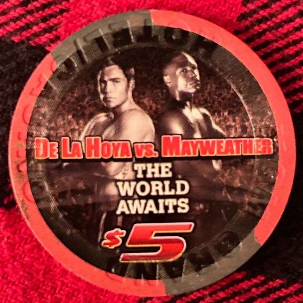 De La Hoya vs Mayweather The World Awaits $5 Casino Chip MGM vtg Las Vegas‎ 2007